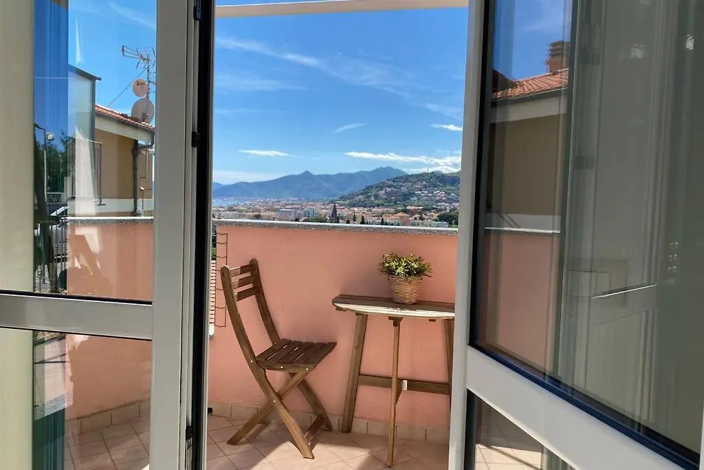 Luminoso Bilocale con Balcone a Borgio Verezzi