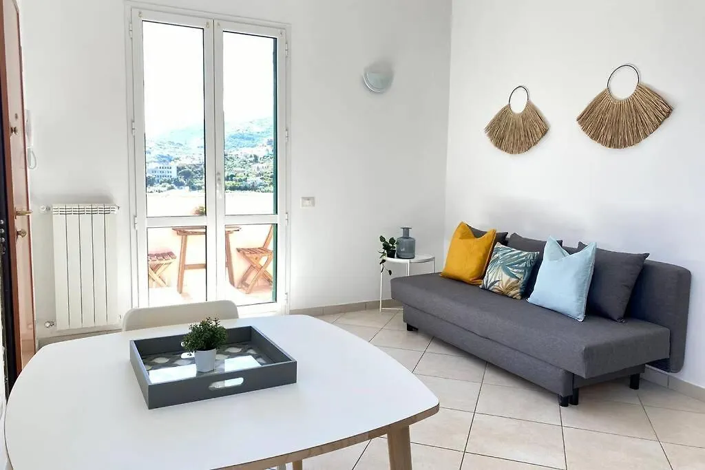 Appartamento Luminoso Bilocale con Balcone a Borgio Verezzi Italia